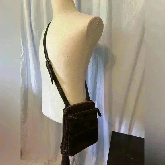 Relic Brown Cross Body Purse. Lots of Pockets. Adjustable Strap. - Picture 2 of 9